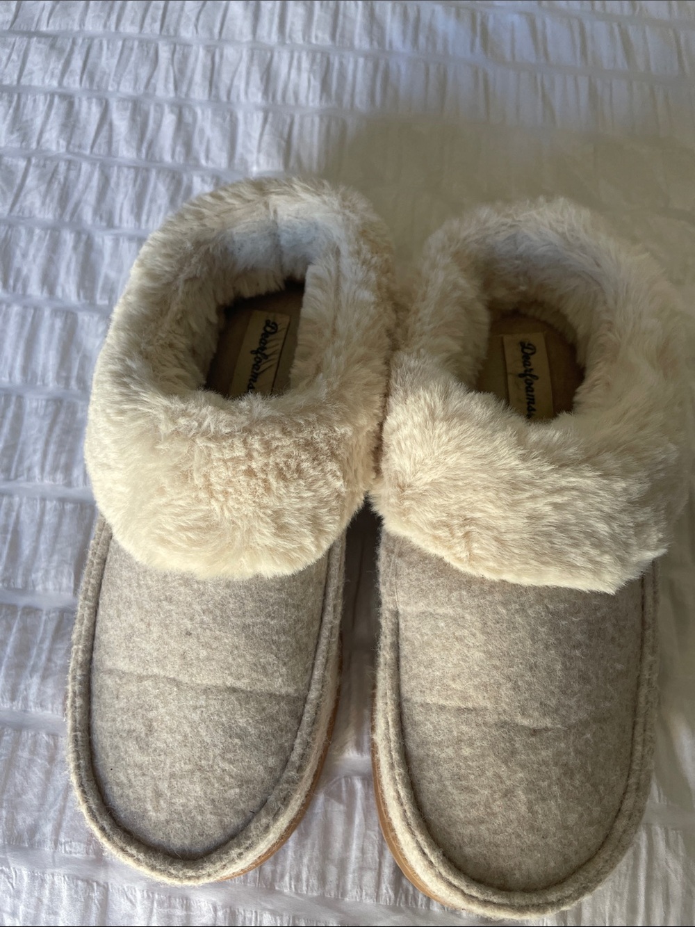 dearfoams Women's Cream and Light Gray Plush Slippers